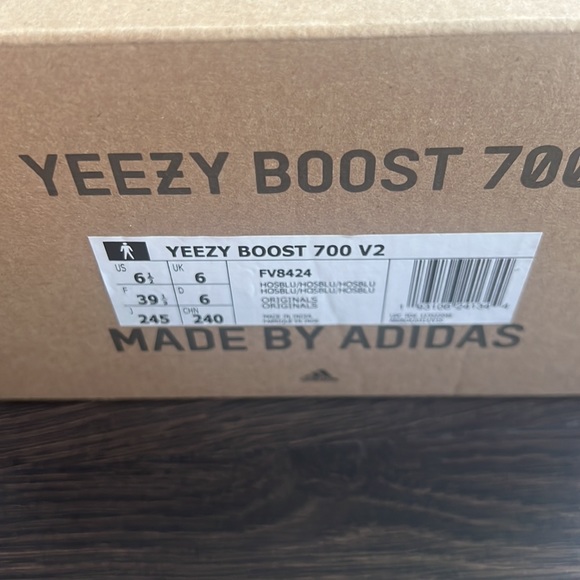 Yeezy Boost 700 Hospital Blue - Picture 7 of 11